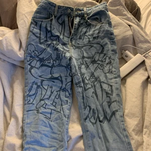 Jeans  - Skit snygga jeans med graffiti tryck 