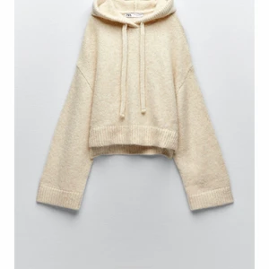 Stickad hoodie - Säljer min as coola stickade tröja från zara💛 Storlek XS-S💛 använd två gånger!💛