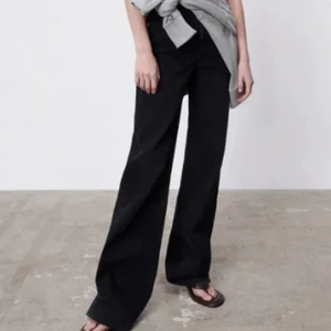 Zara - Gillar verkligen dessa jeans men tyvärr hänger dessa på mig då de är en storlek (38) för stor. Angivet frakt pris är ej riktigt. Kontakta vid intresse❤️ #jeans