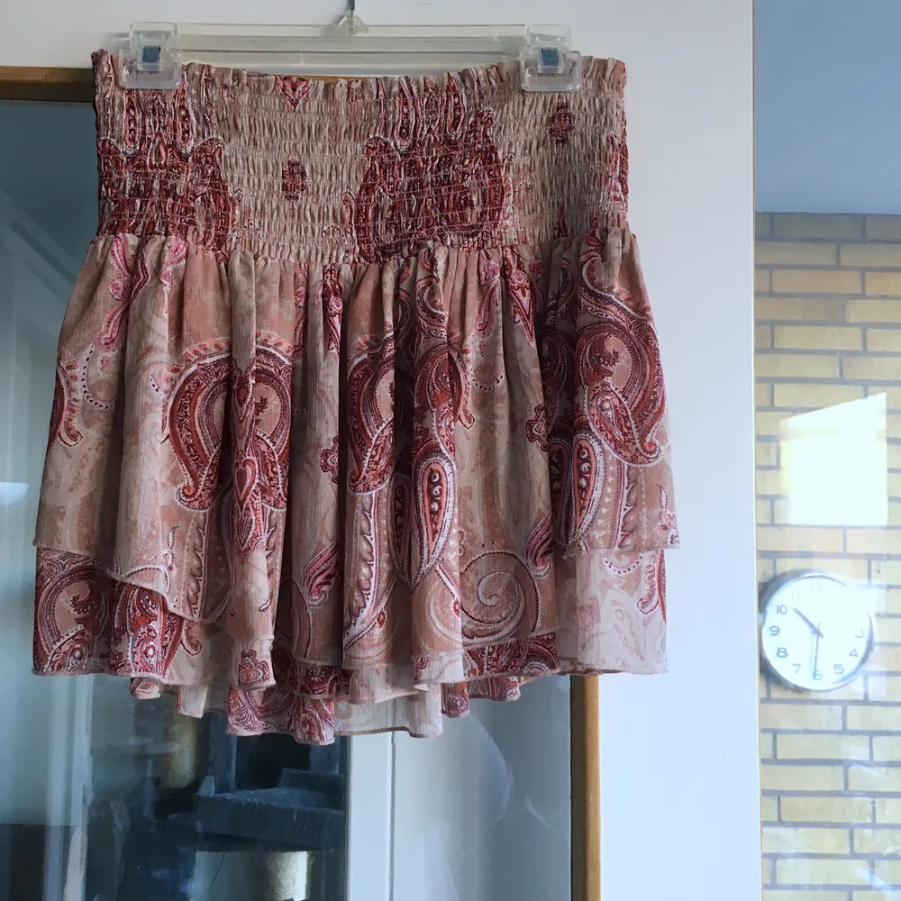 En superfin mönstrad kjol storlek S från Lindex. Kjolen är stretchig så den passar också M. Säljer pga att den är för liten. Kjolen funkar också som en sommar topp. Frakt ingår ej . Kjolar.