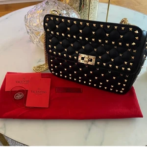 Valentino väska  - Säljer en så fin Valentino rockstud spike väska. Inte äkta men snarlik kopia, nypris på den äkta är drygt 20 000. Det är en otroligt fin kopia i äkta läder med dustbag och tags som tillkommer, därav priset. Säljer då jag fick den i julklapp och känner att det inte riktigt är min stil.