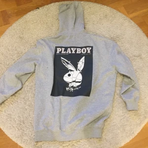 Playboy hoodie - Storlek-38/M ◽️Grå svart◽️Från Missguided◽️använd 1 gång
