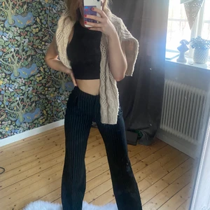 Randiga kostymbyxor  - Säljer ett par såå fina randiga kostymbyxor som aldrig är använda! De kommer från Bershka. Jag är 164 cm lång och jag går på byxorna, men kan ändå ha de utan problem! så de funkar till båda längre och typ 164 beroende på hur man vill att de ska sitta❤️
