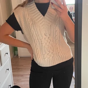 Stickad väst  - Fin stickad väst i ”krämvit”✨ Köpt på HM men slutsåld. Använd några ggr med i fint skick! 130kr plus frakt✨