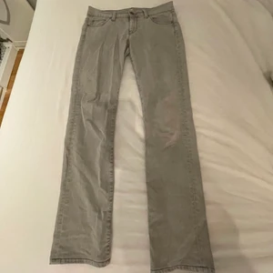 Grå jeans  - Snygga lågmidjade jeans i ljusgrå färg och design straight leg. Längden passar mig som är 165! Storlek 29, motsvarar s-m i storlek. Köparen står för frakt. Skriv gärna vid intresse eller frågor!💗
