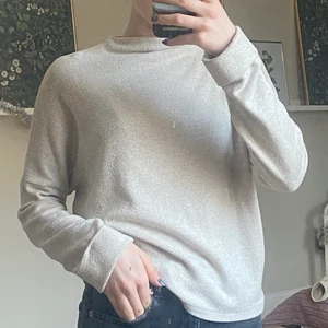 Super mysig tröja  - Mjuk och mysig tröja. Hög hals och uppvikta i ärmkanten. Mycket bra skick, sällan använd.