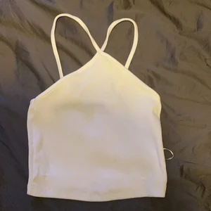 Vitt linne - Ett vitt linne från zara i storlek small🥰 knappt använd så är i väldigt fint skick, köpare står för frakten