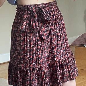 Skön kjol - Skön och mjuk kjol, bra material. Bra skick. Hyfsat lång, jag är dock 158. Storkek M men är verkligen som en S.
