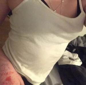 Linne 152 10-12Y - Vitt linne från lindex storlek: 152 10-12Y. Spår av allergi: kanin,katt, kan förekomma katthår men bara att ta bort. Givetvis tvättar jag den. Skriv privat om ni är interesserad pris: 20kr plus frakt 12. Totalsumma: 32. Lätt att ta på❤️