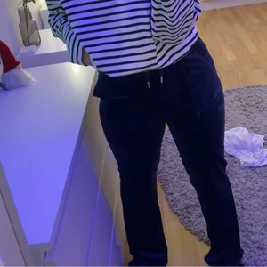 Juicy couture byxor - INTRESSEKOLL!!🙌🏼🥰 Vill se vad jag kan få för dessa HELT nya juicy couture byxor(slutsålda i typ alla storlekar). Aldrig använda bara testade och fick dom igår på julafton. Byxorna är i den mörkblåa färgen!! Buda så får vi se om jag säljer dom💕 Nypris: 1000kr OBS!! Kommer bara sälja ifall jag får ett pris jag känner att det är värt att sälja för, eftersom detta bara är en intressekoll!!