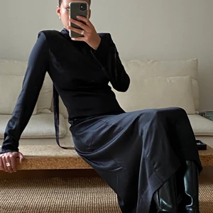 Rodebjer Acela Silk Dress  - Rodebjer Acela Silk Dress i svart. Markerade axlar och justerbar hals eftersom den knyts bakom. Superfin och smickrande klänning som bara inte kommit till användning så prislapp sitter fortfarande kvar.. Nypris 5995 kr. Tips! Googla modellens namn för tydligare bilder, mina gör den verkligen inte rättvisa. 