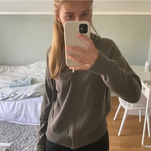 Kashmir mix hoodie - Säljer denna såå sköna kashmir mix tröja från hm!!! Den är helt slutsåld🥰🥰🥰köptes för 900kr, den har ett litet hål vid ena handen. Dock ingenting som syns!!!💥(lägger ut igen pga. oseriös köpare) köp direkt för 500kr!!!!😱😱