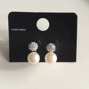 Örhängen - Oanvända örhängen säljes då de inte kommer till användning 