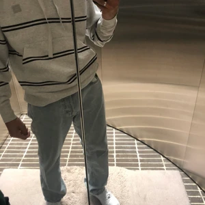 Acne Studio Grå Hoodie - Säljer min Acne tröja jag köpte för ett år sedan. Nypris är 3000kr. Storleken är M. Den är bara använd få gånger och är i bra skick. (Har kvitto)