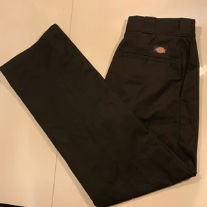 Dickies  - Svarta dickies original fit 874, knappt använda, passar någon runt 165-170 cm