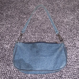 ⚡️Jeans axelväska från Zara⚡️ - Säljer en jätte fin jeans axelväska från Zara, (jag köpte den för typ 1 och ett halvt år sedan)✨❤️ den e inte använd så himla mycket! Jag köpte den ny för 300⚡️❤️