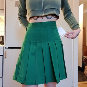 Nyskick! Plisserad grön kjol ✨💚 - Superfin kjol ifrån MONKI i tjockt material, oanvänd med lapp kvar (endast prövad) 💚 nypris - 300kr 