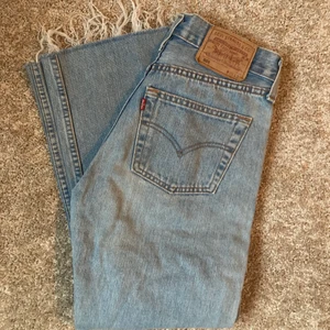 Levisjeans  - Beställde dessa jeans här på plick men de var alldeles för små, där av säljer jag vidare dem. W:28 L:32 (men de är avklippta)