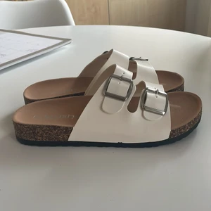 Tofflor, storlek 39 - Helt nya tofflor, aldrig använda då de var försmå, små i storleken 