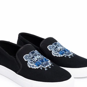 KENZO SKOR  - Svart/Blåa Kenzo skor. Köpta typ 2 år sen andvända Max 5/6 gånger men sen bara legat i garderoben. Dustbag och låda kommer med. 