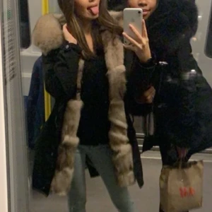Päls jacka  - Säljer min super fina päls jacka! Köpt för ett år sen men bara använd fåtal gånger❤️Priset kan diskuteras!  (originalpris 4000kr)