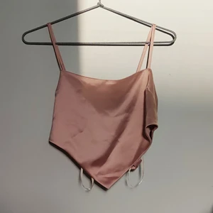 Rosa topp från FOREVER 21 - Rosa topp från FOREVER 21 i storlek S. Det står storlek M på tröjan men jag bär i vanliga fall storlek S. Säljes då den aldrig kommer till användning. Toppen är i näst intill nyskick. 