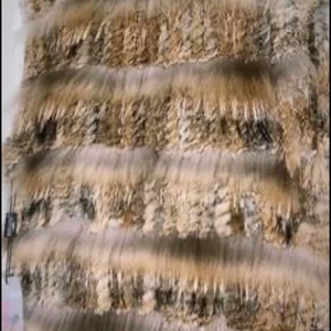 Hollies pälsväst  - Äkta Pälsväst från Hollies. Original pris: 2998kr Supersnygg pälsväst från Hollies.  Pälsen är av kanin. Pälsvästen har 3 stycken hyskor, tanken är att västen ska falla så naturligt som möjligt.  Äkta päls: kanin