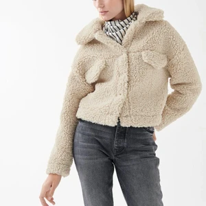 Fluffig jacka  - Så söt beige teddy jacka från Gina ☺️ Den passar till allt och kan användas från sommar till vinter! Hör av er vid fler frågor osv !💝