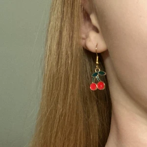 Hemmagjort  - Detta är ett par NICKELFRIA, hemmagjorda örhängen. Super fina att ha på dig!😍 Ett par i lager!