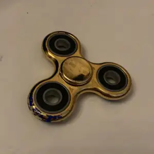 En guldig fidgetspinner som funkar perfekt 