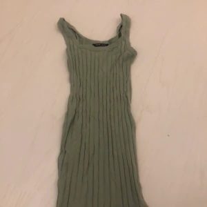 Kläning  - en somrig grön kläning från shein. Använd några få gånger 