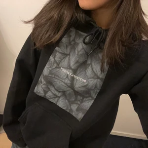 Hoodie med tryck - Säljer denna jättefina hoodie från Emplece! Den är nästan i toppskick bara liiite nopprig vid muddarna men det är inget som syns. Köptes för 649kr men säljer för 250kr