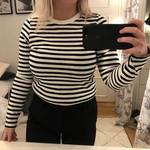 WEEKDAY RANDIG TRÖJA - Stilren långärmad tröja från Weekday, säljer då den inte kommit till användning. Endast använd en gång, den är i nyskick och ser ut precis som när den köptes. Storlek xs.