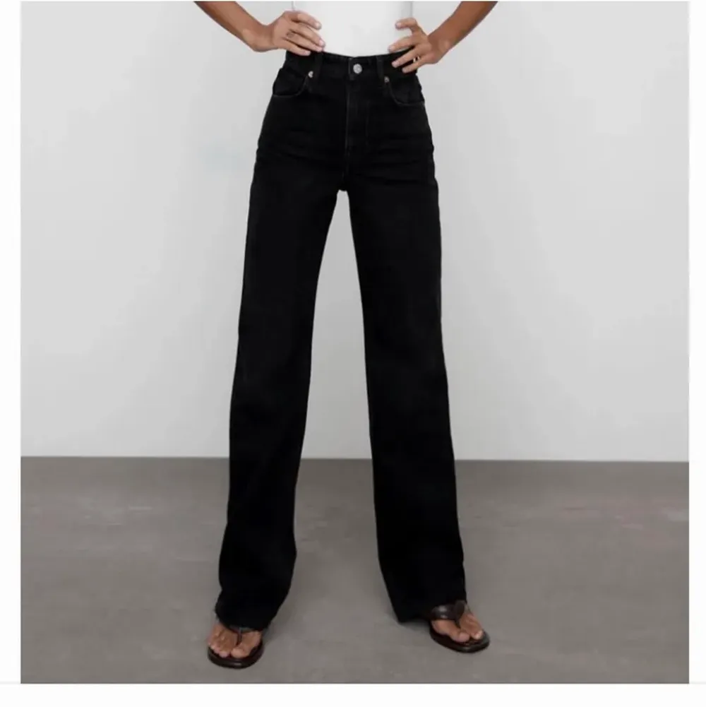 Jag säljer nu mina svarta Wide Leg Jeans från Zara, då de inte kommer till användning. Jag är 176cm och de går perfekt ner till anklarna på mig. Storlek 38, de är näst intill oanvända, utan några slitningar. Pris kan diskuteras vid snabb affär! 💓💓. Jeans & Byxor.