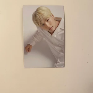 Suga photocard  - Säljer detta official  BTS X VT kort !! Den har bara suttit i min binder och den är som ny! Skriv privat för andra frågor! 💗