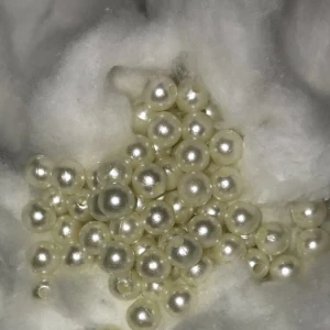 Vaxade mindre pärlor  - Säljer dessa vaxade mindre pärlor. De är precis som på den andra annonsen fast i storlek mindre. Det är ca 90 st i.