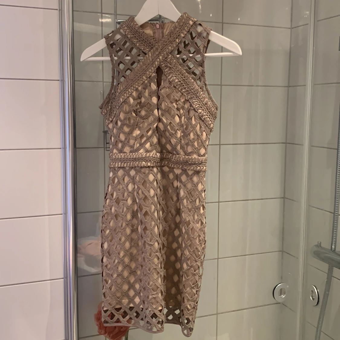 Beige klänning i stuktur från Missguided - 90