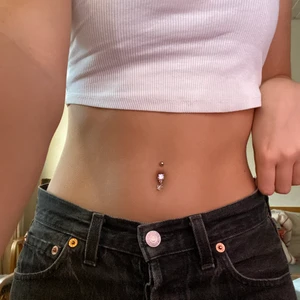 Levis jeans😌 - Säljer dessa skit snygga Levis 501 jeansen då de tyvärr var förstora i midjan för mig, de är köpta här på plick! Byter gärna till ett par minde Levis jeans😇😇De är klippta i benen så är inte jätte långa, de passar mig som är runt 160🙃 skulle säga att de är som M i midjan o S i längden💕hör av er om ni har frågor eller vill ha fler bilder! ( pricken på andra bilen är spegeln alltså är de inga märken på byxorna!!!)