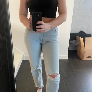 Håliga jeans - Håliga ljusblåa jeans ifrån divided (H&M), i storlek 40 dock små i storleken. Säljer pga av att jag tycker dem är för korta (är själv 170). Skickas med PostNord skcika lätt ( 66kr), ingår ej i priset.