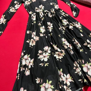 Rosig Klänning - Superfin lång klänning från Bikbok som säljs då den inte kommer till användning längre.