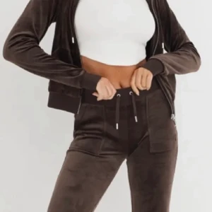 Juicy couture sett - Ett brunt sett som är incricipt helt ny från Nelly, är i ett super bra skick! ✨ med fickor där bak! 