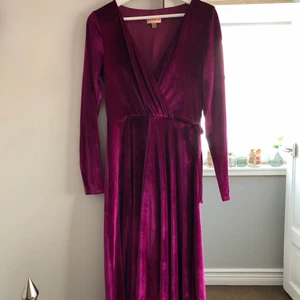 Lila sammetsklänning  - En elegant lila klänning i sammet. Detta är en ”sample” klänning vilket innebär att det ändats finns några få exakt sånna här. Nyskick! Fin urringning och dragkedja i sidan:)