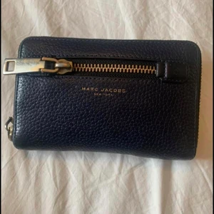 Marc Jacobs Plånbok - Snygg och praktisk plånbok!                Plats för 8 kreditkort och myntfack ✅