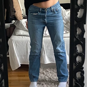 Levis jeans  - Mid Rise Levis jeans, inga defekter och i mycket bra skick! Jag är 168cm 