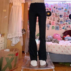 Raka kostymbyxor  - Stilrena raka kostymbyxor. Säljes då dom är försmå för mig. Jag är 173cm lång☺️ hör av dig vid frågor eller funderingar🥰 köparen står för frakt 📦 (66kr)