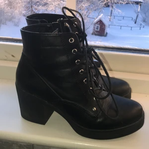 Kängor med klack, attitude - Säljer nu mina svarta attitude-kängor med klack, främst eftersom de inte riktigt passar min stil längre. Annars tycker jag att de är tvärsnygga, trots att de är lite lite kantstötta framtill. Men det är ingenting man tänker på, som du nog kan se på bilden. Skorna är storlek 40, men passar även mig som har storlek 39. Hör gärna av dig om du har frågor eller är intresserad. Jag är även öppen för att förhandla om priset😊💖