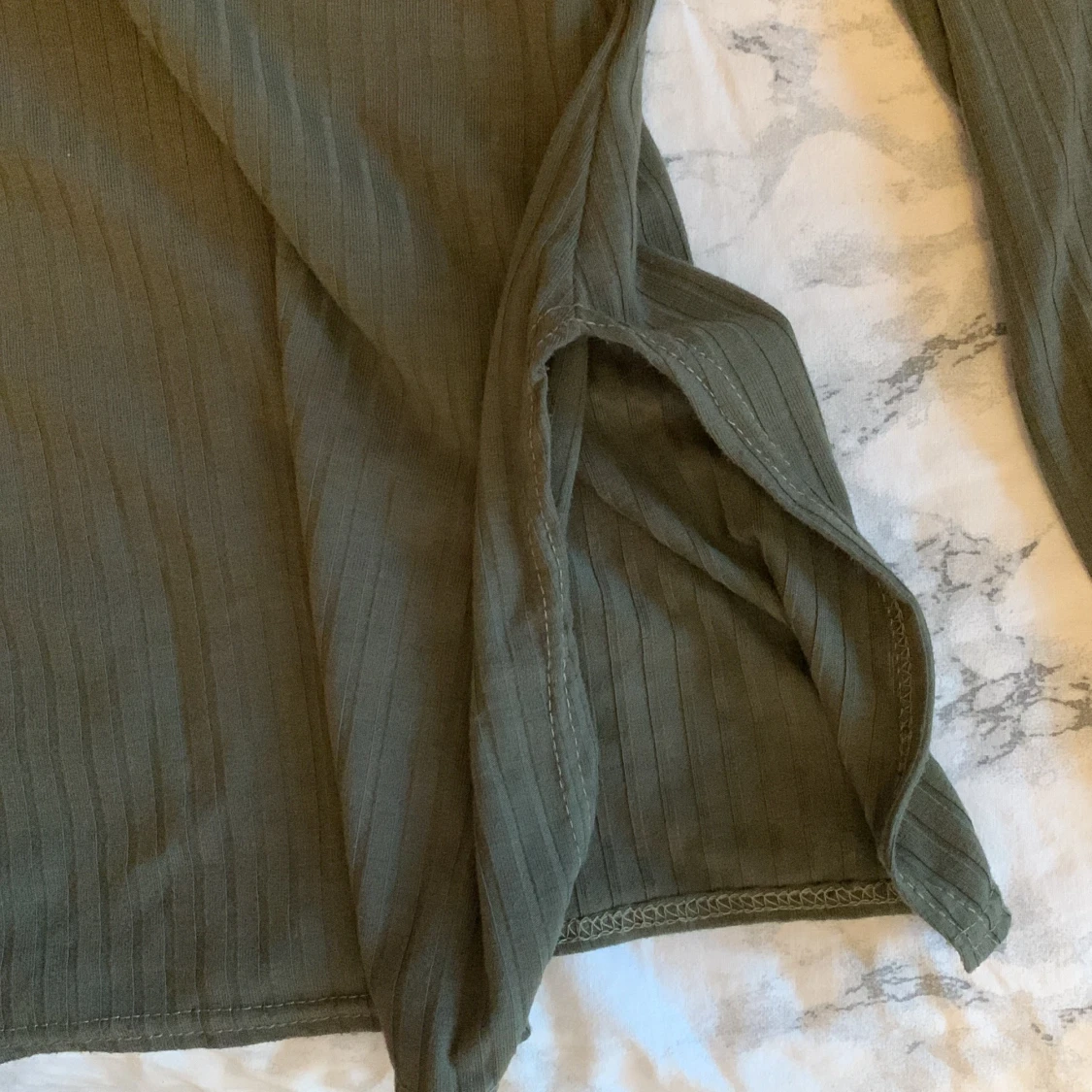 Ribbstickad topp med polokrage och slits - 91