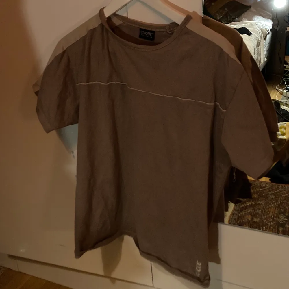 Enkel snygg tröja med två olika beige. T-shirts.