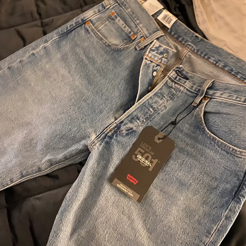 Säljer dessa fina ljusblåa jeansen i killmodell. Helt nya!. Jeans & Byxor.
