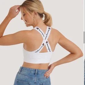 Croppad topp - Endast använd 1 gång, i storlek xs. Kan användas både som topp eller som exempelvis sport-BH. Nypris 350kr men säljer för 200kr + eventuell frakt. Skriv för fler bilder och/eller förhandling om pris💕